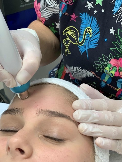 Třetí krok HydroFacial lifting čela Třetí krok HydroFacial lifting čela